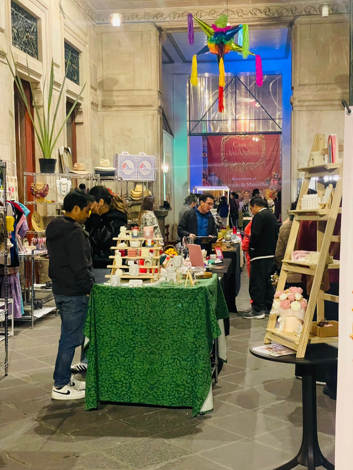 Montaje del mercado en Casa de los Ángeles